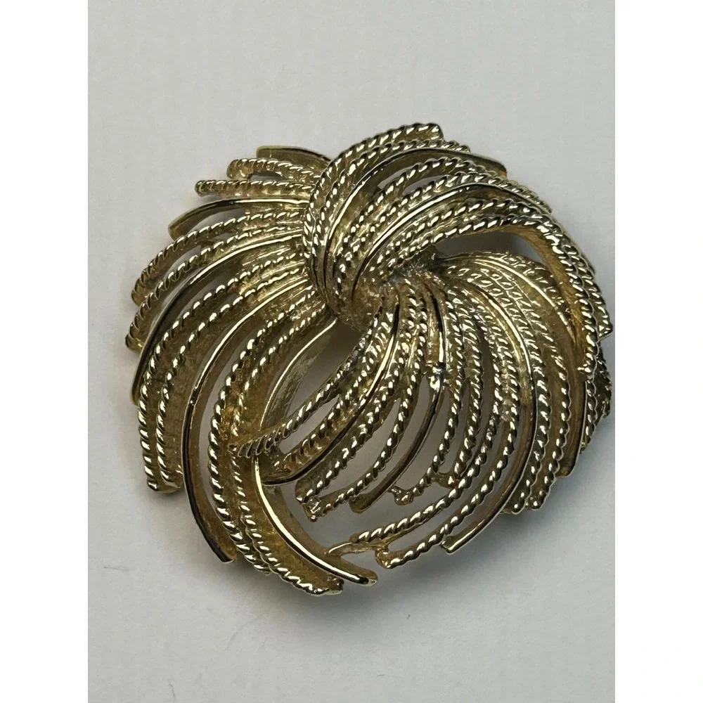 Gold Tone‎ Swirl Pin Brooch Textured Rope Design Elegant Statement Jewelry